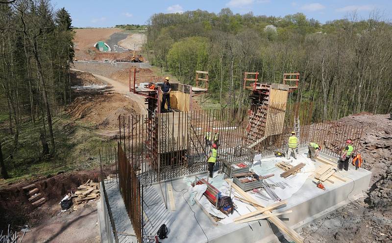 PRÁCE NA ZALOŽENÍ MOSTU začaly letos v březnu. Stavaři nyní betonují pilíře a opěry, na které později usadí ocelovou konstrukci mostu.