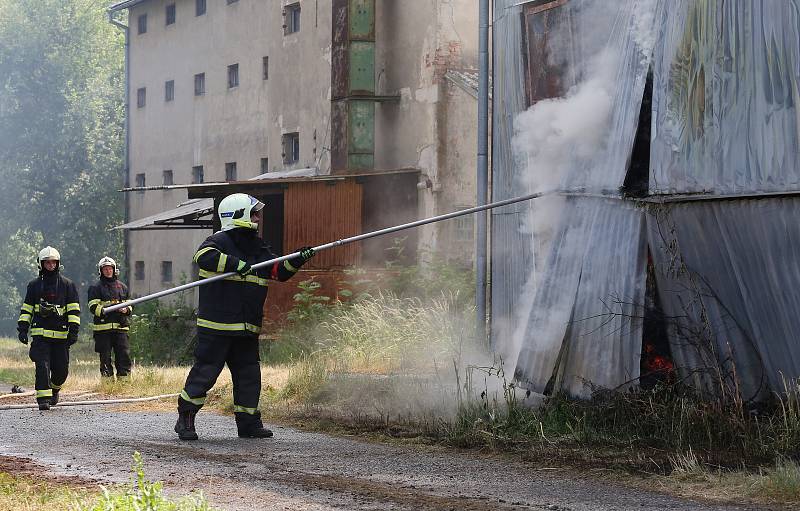 Šest hasičských jednotek vyjelo k požáru ocelové kůlny plné sena v Tetčiněvsi poblíž Úštěku.