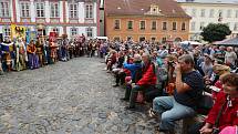 Tisíce návštěvníku zaplavilo Úštěcký letní jarmark. Na jubilejní 20. ročník dorazil i císař a král Karel IV. se svojí družinou.