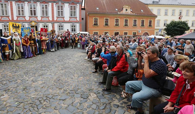 Tisíce návštěvníku zaplavilo Úštěcký letní jarmark. Na jubilejní 20. ročník dorazil i císař a král Karel IV. se svojí družinou.