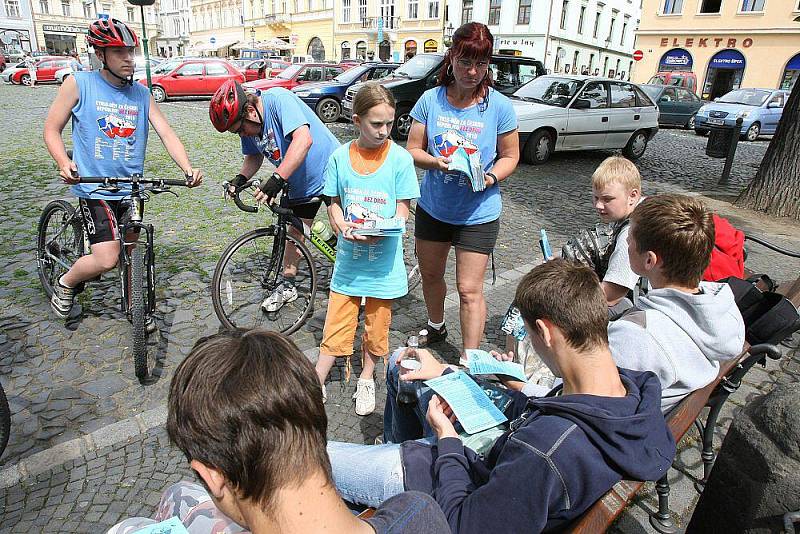 ÚČASTNÍCI Cyklo–běhu Za Českou republiku bez drog 2010 rozdávali na litoměřickém Mírovém náměstí propagační letáky. 