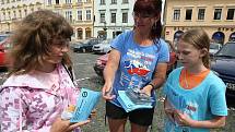 ÚČASTNÍCI Cyklo–běhu Za Českou republiku bez drog 2010 rozdávali na litoměřickém Mírovém náměstí propagační letáky. 