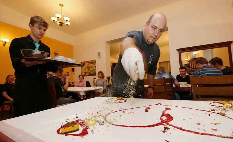 Studenti litoměřické Střední školy pedagogické, hotelnictví a služeb předvedli kuchařskou show.