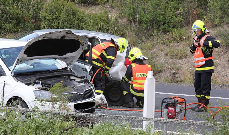 Na dálnici havarovala dvě auta. Zasahoval i vrtulník