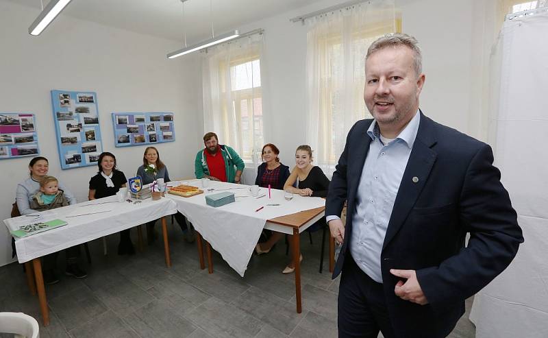 Ministr životního prostředí Richard Brabec odvolil v pátek v obci Malíč na Litoměřicku, kde bydlí