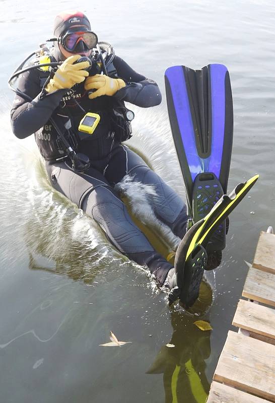 Potápěči zamykali a uklízeli jezero v Píšťanech