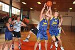 Obrana litoměřických basketbalistů byla důsledná, jak předvádí Michal Šutnar (7-vpravo) a Petr Krupka (18). Jan Šebo (5) uhlídal domácího exligistu Emila Palatinuse (12-na tričku).