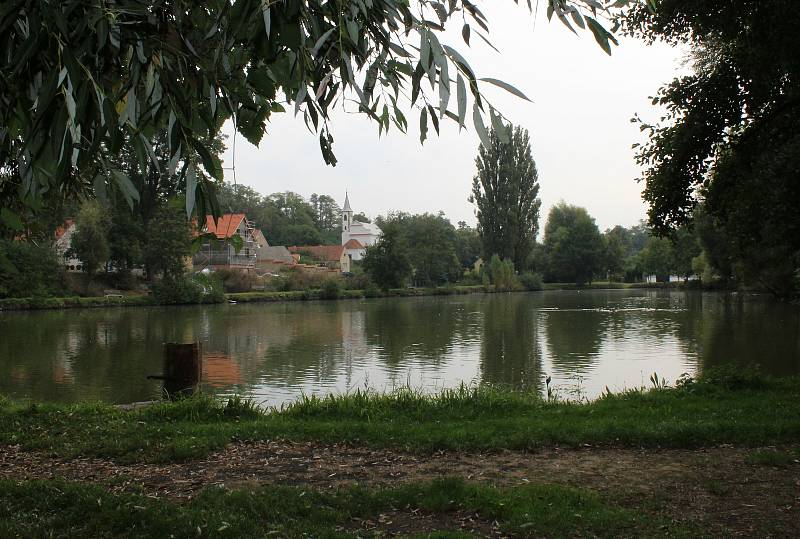 Obec Straškov-Vodochody na Podřipsku.