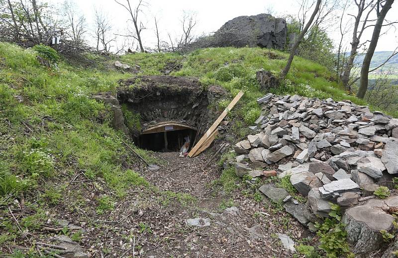 Vězni pomáhají s obnovou hradu Kalich nad Třebušínem