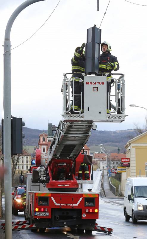 Hasiči zasahují v Litoměřicích v Želetické ulici. Orkán Sabine tu utrhl ze stožáru semafor, ten na kabelu visel nad frekventovanou silnicí. Hasiči zařízení odstřihli a předali městské policii.