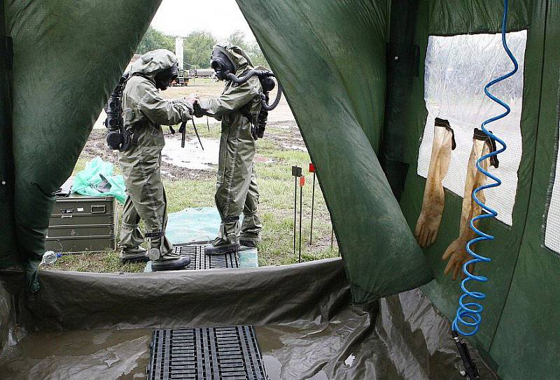 Ve vojenském prostoru v Litoměřicích proběhlo certifikační cvičení mnohonárodního praporu radiační, chemické a biologické ochrany pod názvem „Peaceful Dragon“.