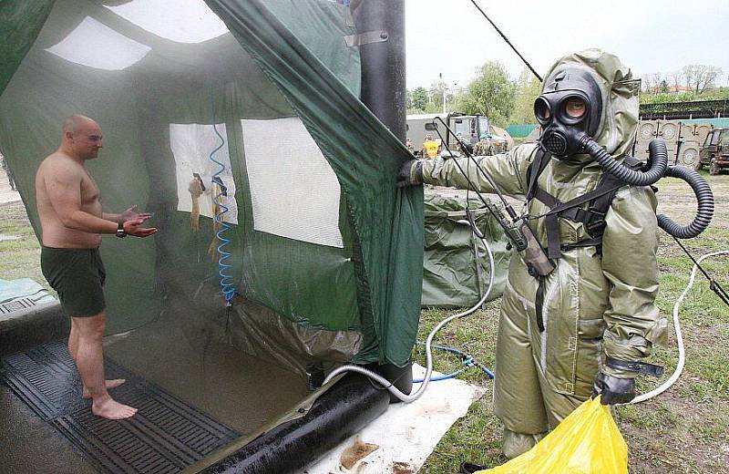 Ve vojenském prostoru v Litoměřicích proběhlo certifikační cvičení mnohonárodního praporu radiační, chemické a biologické ochrany pod názvem „Peaceful Dragon“.