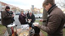 POCHUTNALI SI a přispěli. Na rybí polévku připravenou v roudnické Zámecké restauraci se o Štědrém dnu zastavily desítky lidí.