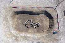 Na staveništi u Vražkova objevili archeologové řadu pravěkých hrobů.