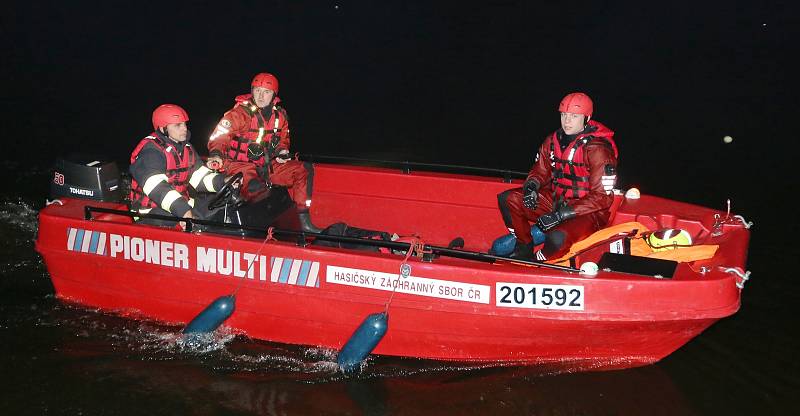 Ve čtvrtek večer proběhlo taktické cvičení profesionálních hasičů z Litoměřic, Lovosic a dobrovolné jednotky z Litoměřic nalodi Cargo Gallery.