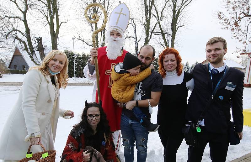 Mikulášské vlaky vyjely v neděli dopoledne na Švestkovou dráhu z Litoměřic do Mostu a zpět.