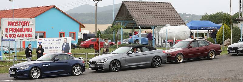 Sraz krásných a silných aut BMW se uskutečnil v sobotu v autobazaru Reinhart u Podsedic na Litoměřicku.