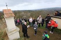 Na Velký pátek se konala pobožnost Křížové cesty pro rodiny s dětmi na Ostrém u Úštěku, kterou vedl litoměřický biskup Jan Baxant.