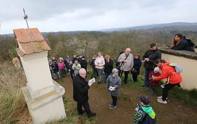 Na Velký pátek se konala pobožnost Křížové cesty pro rodiny s dětmi na Ostrém u Úštěku, kterou vedl litoměřický biskup Jan Baxant.