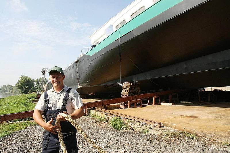 Z Lovosic odplul nový tankner Grevelingen na moře.