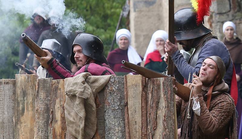 Stovky diváků sledovaly tradiční středověkou bitvu ve Vodním hradě v Budyni nad Ohří.