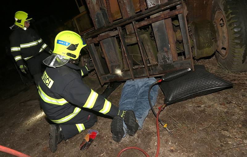 Prověřovací hasičské cvičení s zaklíněným člověkem