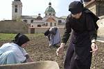 Sestry Premonstrátky z kláštera v Doksanech na Litoměřicku zvelebují zpustlé zahrady okolo kláštera. Fotografie jsou z 23. dubna 2003. V letošním roce je to patnáct let.