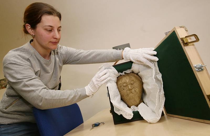 Stěhování vzácné hlavy Kelta ze Mšeckých Žehrovic z depozitáře v Terezíně