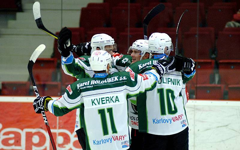 Hokejisté karlovarské Energie (v bílém) si v přípravném utkání poradili se Stadionem Litoměřice.