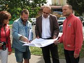 PRÁCE. Včera se s plánem 2. etapy regenerace sídliště Pokratice a s průběhem prací seznámili městští radní a zástupci některých médií. 