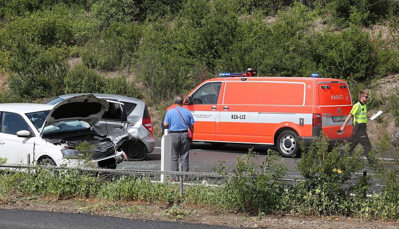 Na dálnici havarovala dvě auta. Zasahoval i vrtulník