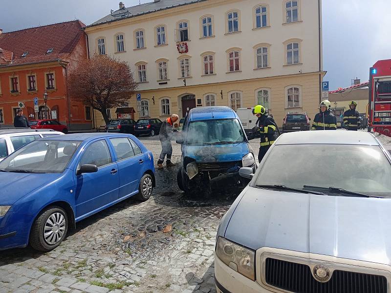 Požár osobního auta na Mírovém náměstí v Úštěku.