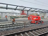 Na nádraží v Lovosicích pokračuje přestavba perónů.