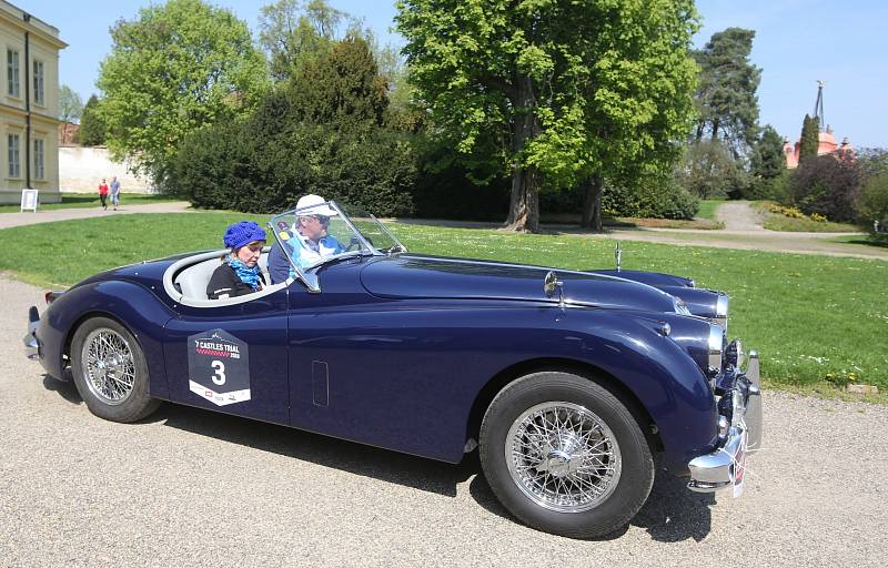 Zámek v Ploskovicích se stal svědkem průjezdu 4. ročníku setinové rallye historických vozidel