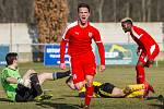 Fotbalisté Brozan (v červeném) porazili Ústí nad Orlicí 2:1 np.