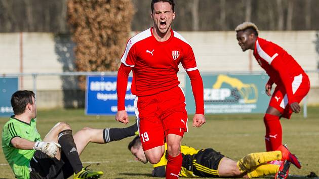 Fotbalisté Brozan (v červeném) porazili Ústí nad Orlicí 2:1 np.