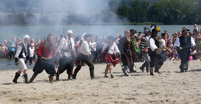 Piráti dobývají jezero Chmelař