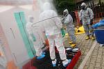 Hasiči, záchranáři a policisté cvičili v Křešicích kontakt s nakaženým smrtelnou ebolou