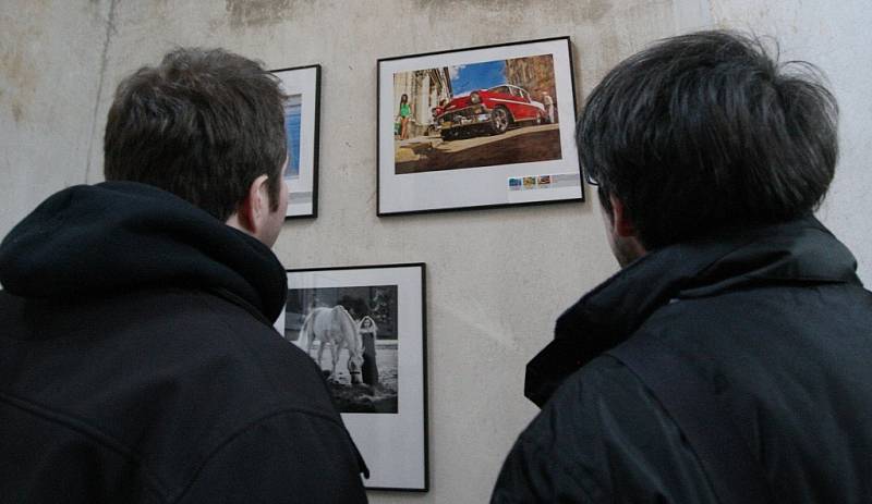 V bývalém jezuitském kostele v Litoměřicích vystavuje třicet především začínajících fotografů. K vidění je 90 snímků. 