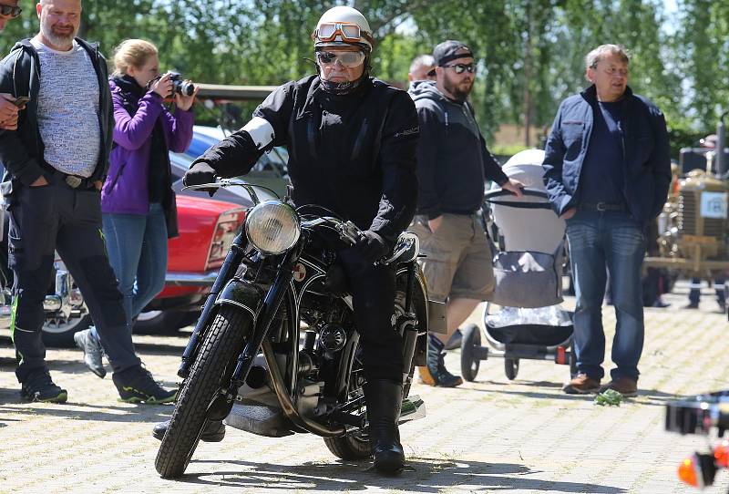 Veterán Car Club Velemín pořádal v sobotu dopoledne závod veteránů všech kategorií. Počasí sice moc nepřálo, ale i přesto dorazilo na start v areálu výstaviště Zahrady Čech několik desítek vozidel a motocyklů.