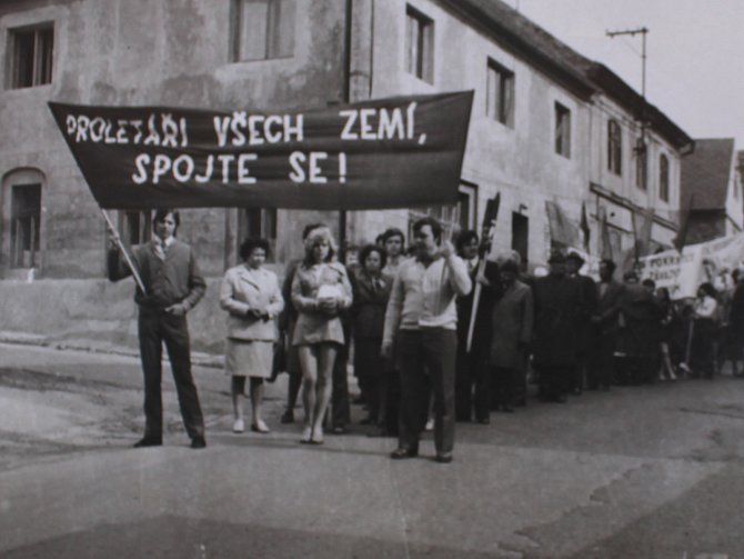 Prvomájový průvod před novou sokolovnou roku 1971. „Pokratičáci byli patrioti. Museli mít samostatný průvod, pochodovou kapelu i vlastní Sokol,“ říká kronikář Škamla.