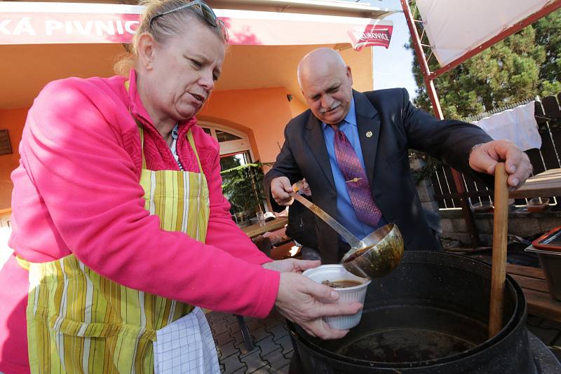 Jozef Pásztor s přáteli uvařil kapustnici a guláš za dobrovolný příspěvek