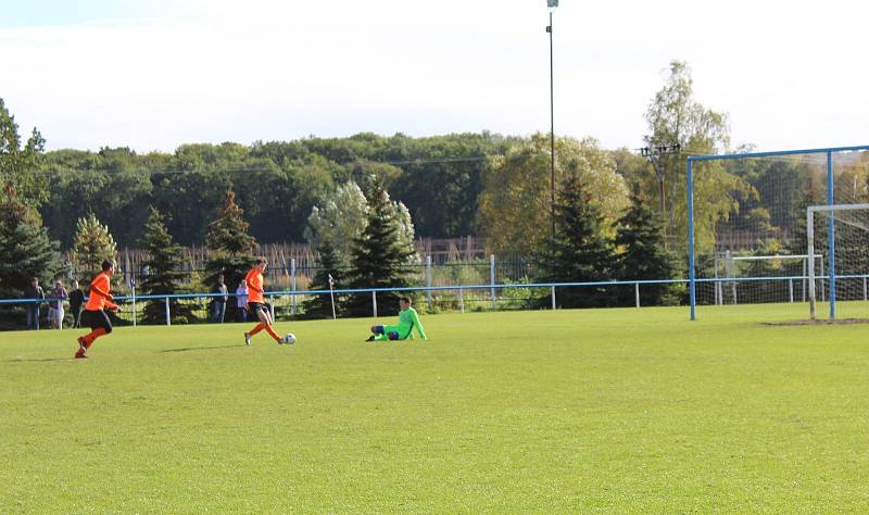Dorostenci SK Roudnice U19 (v oranžovém) v domácím duelu s FK Ústí B.