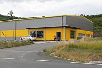 Na předměstí Litoměřic vyrostla průmyslová hala bez stavebního povolení. Stavební úřad zahájil řízení o jejím odstranění.