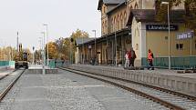 NAMÍSTO 7 KOLEJÍ JEN 3. Po modernizaci, jejímž investorem je SŽDC, získalo horní nádraží v Litoměřicích zcela nový vzhled. Novinkou jsou například vyvýšená nástupiště.