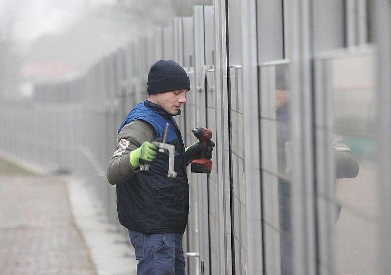 Stavba mobilní protipovodňové stěny zabere 12 hodin.