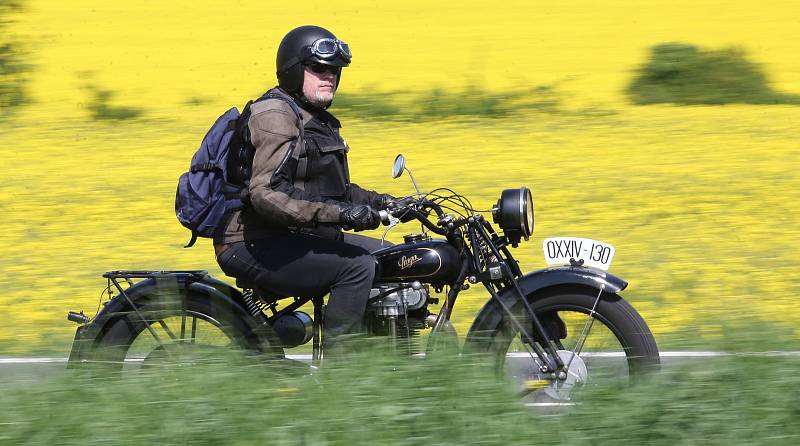 Opět po roce si zazávodily veterány O pohár hraběte Chotka na trase z Velkého Března na zámek Ploskovice.