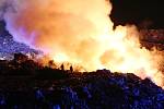 Požár zasáhl skládku komunálního odpadu SONO u Siřejovic na Lovosicku.