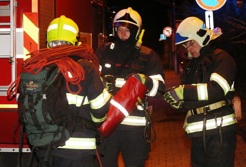 V Litoměřicích poškodil silný vítr plechovou část střechy vazební věznice. Hasiči ji museli po částech odřezávat. Dále vítr poškodil část plechové střechy na budově pedagogické školy. Hasiči rozřezávali i desítky popadaných stromů.