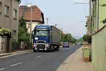 Křešicemi, na hlavním tahu z Litoměřic do Mělníka, projedou denně stovky nákladních i osobních aut. Na dlouhé rovince v Litoměřické ulici řada z nich nedodrží povolenou rychlost.